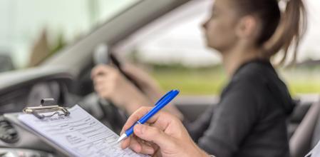 Una mujer examinándose del carné de conducir