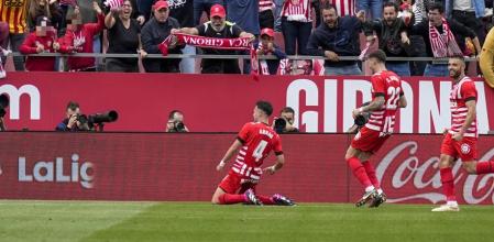GIRONA, 01/04/2023.- El centrocampista del Girona Arnau Martínez (c) celebra su gol ante el Espanyol durante el partido de LaLiga Santander entre el Girona FC - RCD Espanyol, este sábado en el estadio municipal de Montilivi. EFE/David Borrat
