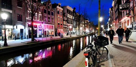 Imagen de un canal de Ámsterdam junto a algunos 'sex clubs' en una imagen de archivo