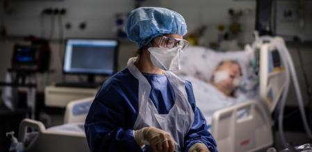 Una enfermera atiende a los pacientes en el hospital Santa Maria de Lisboa durante la pandemia