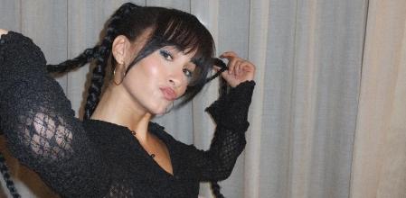 Aitana se atreve con el color azul para iluminar su mirada