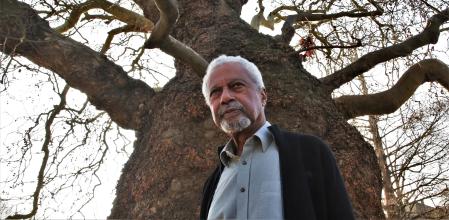 Abdulrazak Gurnah, en un parque cercano a su casa, en Canterbury