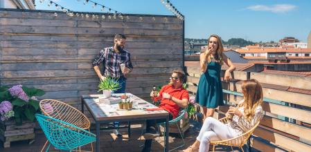 Las luces y las plantas aportan un toque acogedor a la terraza o balcón.