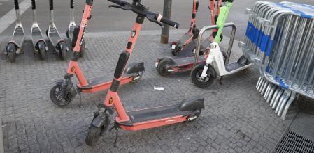 Patinetes de alquiler de diversas compañías en Madrid