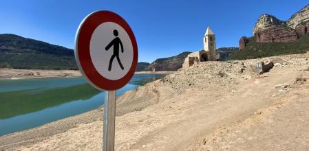 Paisaje de sequía en el pantano de Sau.
