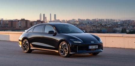 El coeficiente de resistencia aerodinámica del Ioniq 6, de tan solo 0,21, contribuyen a su extraordinaria autonomía y su rendimiento