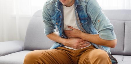 Para reducir el ácido úrico se recomienda seguir una alimentación restringida en purinas