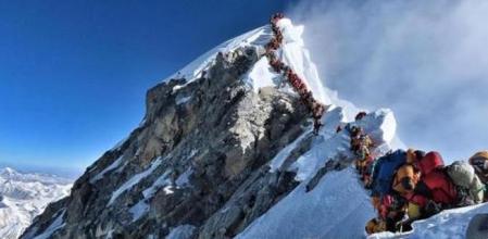Colas en el Everest, en el 2019