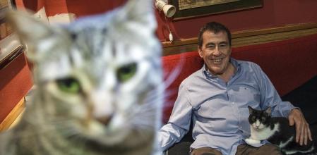 Sánchez Dragó posa para 'Guyana Guardian' con sus gatos el 2015