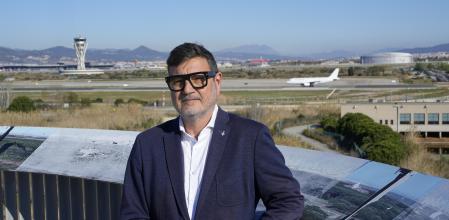 Lluís Mijoler, alcalde de El Prat, con una zona del aeropuerto al fondo