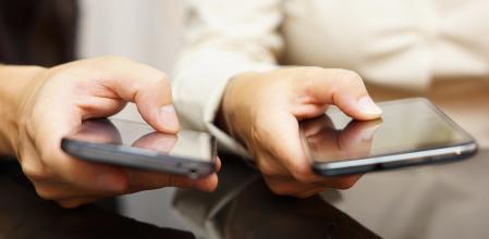 Dos personas utilizando el movil