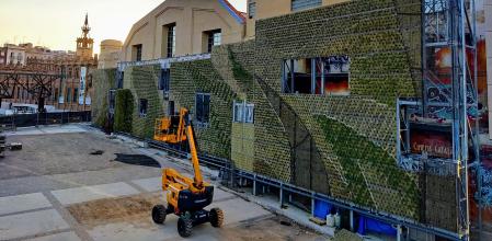 Trabajos de colocación del verde en el bosque vertical de Montjuïc.