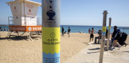 Un letrero avisa en el paseo de la Barceloneta de que el suministro de agua está cortado debido al episodio de sequía