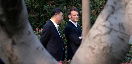 Xi Jinping y Emmanuel Macron pasean por el jardín de la residencia del gobernador de Guangzhou (Guandong) el pasado 7 de abril