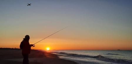 Pescando al amanecer en la playa de Gavà.