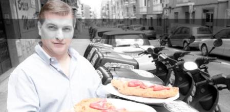 César Román, con platos de cachopos en las manos, en los tiempos en que gozaba del éxito de sus tabernas