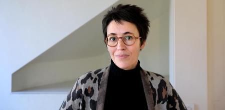 foto XAVIER CERVERA 11/01/2021 Eva Baltasar (Barcelona, 26 de agosto de 1978)1​ es poeta y escritora. Es licenciada en Pedagogía por la Universitat de Barcelona, actividad que no ejerce. El año 2008 debutó como poeta con Laia, libro que ganó el Premi Miquel de Palol. Entre los años 2009 y 2017 ha publicado nueve poemarios más, todos ellos premiados. Se ha dicho[¿quién?] de su poesía que es intimista, una poesía del cuerpo con rasgos a menudo filosóficos y conceptuales. Son recurrentes sus referencias al lesbianismo, la experiencia de habitar el propio cuerpo, la maternidad o el acceso a un imaginario íntimo como forma de soportar la realidad. En 2018 debutó en narrativa con Permafrost, novelaque ganó el Premi Llibreter y que ha vendido los derechos de traducción a seis idiomas. Permafrost encabeza un tríptico donde la autora explora en primera persona la voz de tres mujeres distintas que viven las contradicciones propias de su tiempo. En 2020 se ha publicado la segunda entrega del tríptico, Boulder, novela que ha obtenido el premio Òmnium a la Mejor Novela del Año 2020 (retratada en casco antiguo de Barcelona)