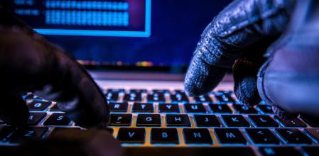 Un hacker teclea en un ordenador