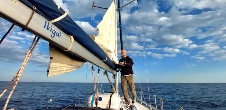 David Jarque, a bordo de su velero, el Ikigai