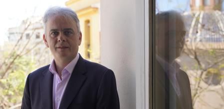 Héctor Illueca posa para la entrevista