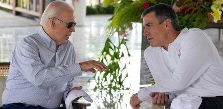 El presidente de EE.UU., Joe Biden, con su homólogo españo, Pedro Sánchez, en el G20 en Bali