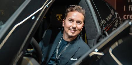 El piloto de MotoGP Jorge Lorenzo se desplazó a Italia para recoger su nuevo deportivo Urus S en las instalaciones de Lamborghini