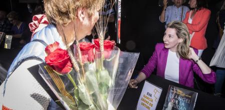 Firma del libro de Eva García Sáenz de Urturi en Barcelona