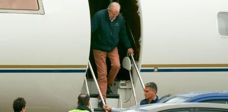 El rey Juan Carlos a su llegada al aeropuerto de Vitoria, esta tarde