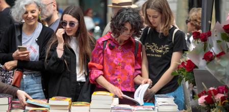La ‘superilla’ literaria fue ayer la de mayor superficie en un Sant Jordi, una fiesta que desde el 2019 no había podido vivirse de manera normal, ya fuera por la pandemia o por las inclemencias climáticas