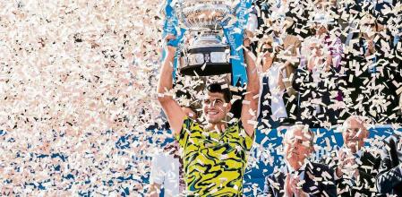 foto XAVIER CERVERA 23/04/2023 carlos alcaraz (ante stefanos tsitsipas) recibe el trofeo 70 conde de godo tenis en el rctb 1899 de manos de don javier godo, ante jordi cambra y josep oliu (banc sabadell) barcelona