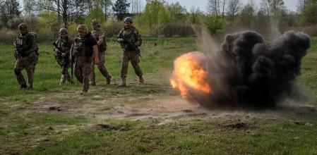 Soldados ucranianos ejercitándose el pasado martes cerca de la frontera con Bielorrusia