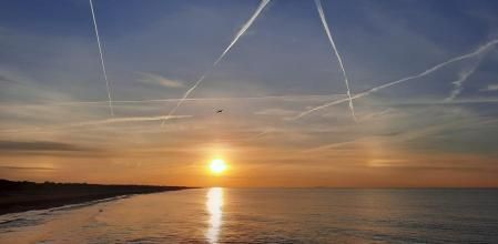 Doble parhelio al amanecer en la playa de Gavà.