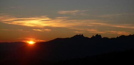 El atardecer recortado de Montserrat.
