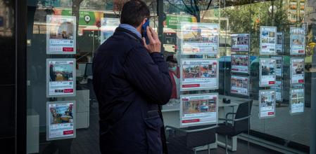 Una persona consulta ofertas en una inmobiliaria