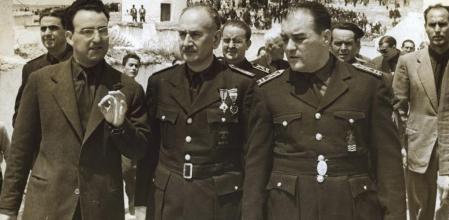 José Luis Arrese (en el centro)