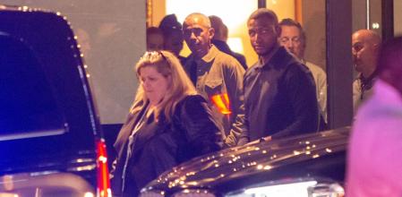 El expresidente de EE.UU. Barack Obama, de perfil y saliendo de un coche, llega al Gran Hotel La Florida de Barcelona