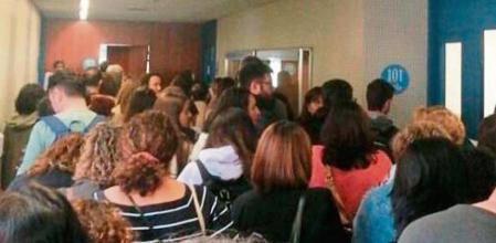 Trabajadores interinos de la Generalitat hacen cola para hacer las oposiciones el sábado