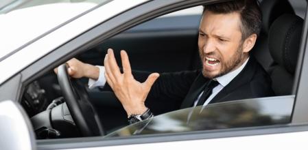 La policía advierte de un nuevo método utilizado por los delincuentes para robar el reloj de los conductores de los coches