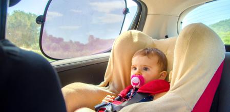 Usa alguno de estos parasoles para proteger tu coche del sol