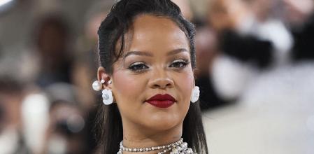 Rihanna con su look en la gala Met