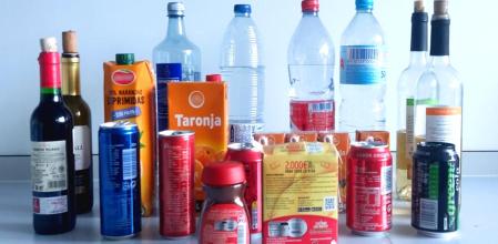 El análisis de 75 muestras de bebidas realizado por investigadores de IDAEA-CSIC reveló mayor presencia de plastificantes organofosforados en las bebidas azucaradas