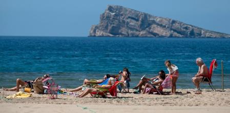 Imagen de archivo de un grupo de personas disfrutando de la playa en Benidorm