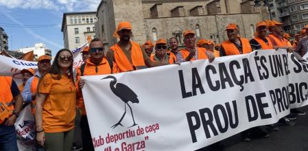 Manifestantes de la Comunidad Valenciana protestan esta mañana en la marcha a favor de la caza celebrada en València