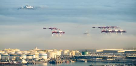 La niebla en la costa de Barcelona hace que parezca que el barco vuele.
