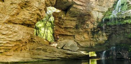 La Foradada, con poca agua en la cascada.