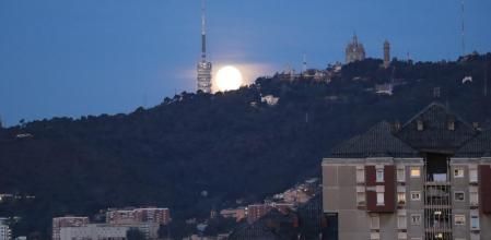 La luna se pone en Collserola.