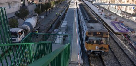 Un tren pasando por Sant Feliu de Llobregat, donde se están soterrando las vías