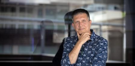 Raimon Samsó (Barcelona, 1959) es licenciado en Económicas