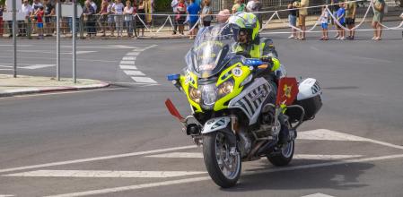 Si un agente de la agrupación de Tráfico lleva una guardia civil, se prohíbe circular por la calzada a todo vehículo no oficial o que no esté escoltado.