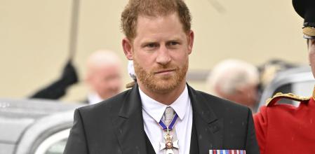 El príncipe Enrique durante la coronación de su padre.
